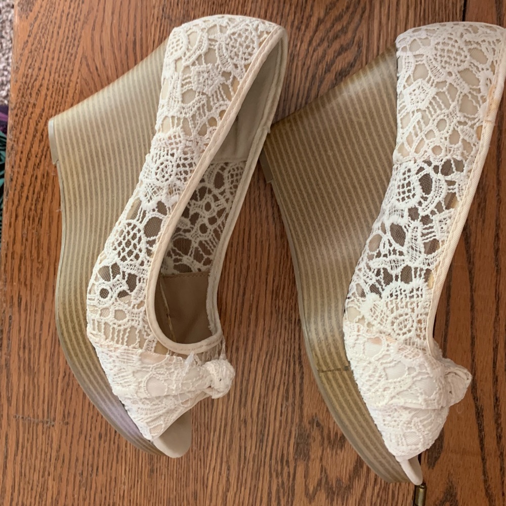 American Eagle Crochet Lace Shoes Size 10W